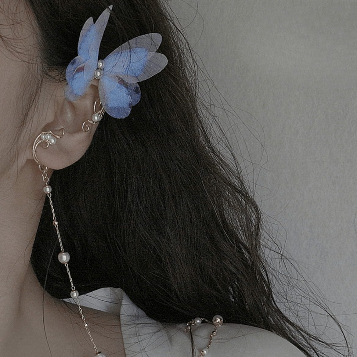 Boucle d'oreille élégante en forme de papillon avec perles superposées