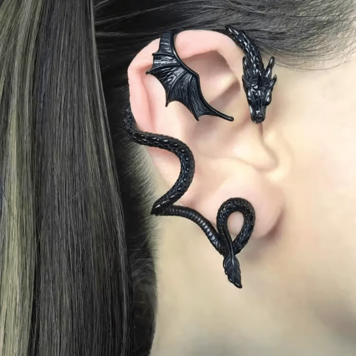 Boucle d'oreille enroulée en forme de dragon noir