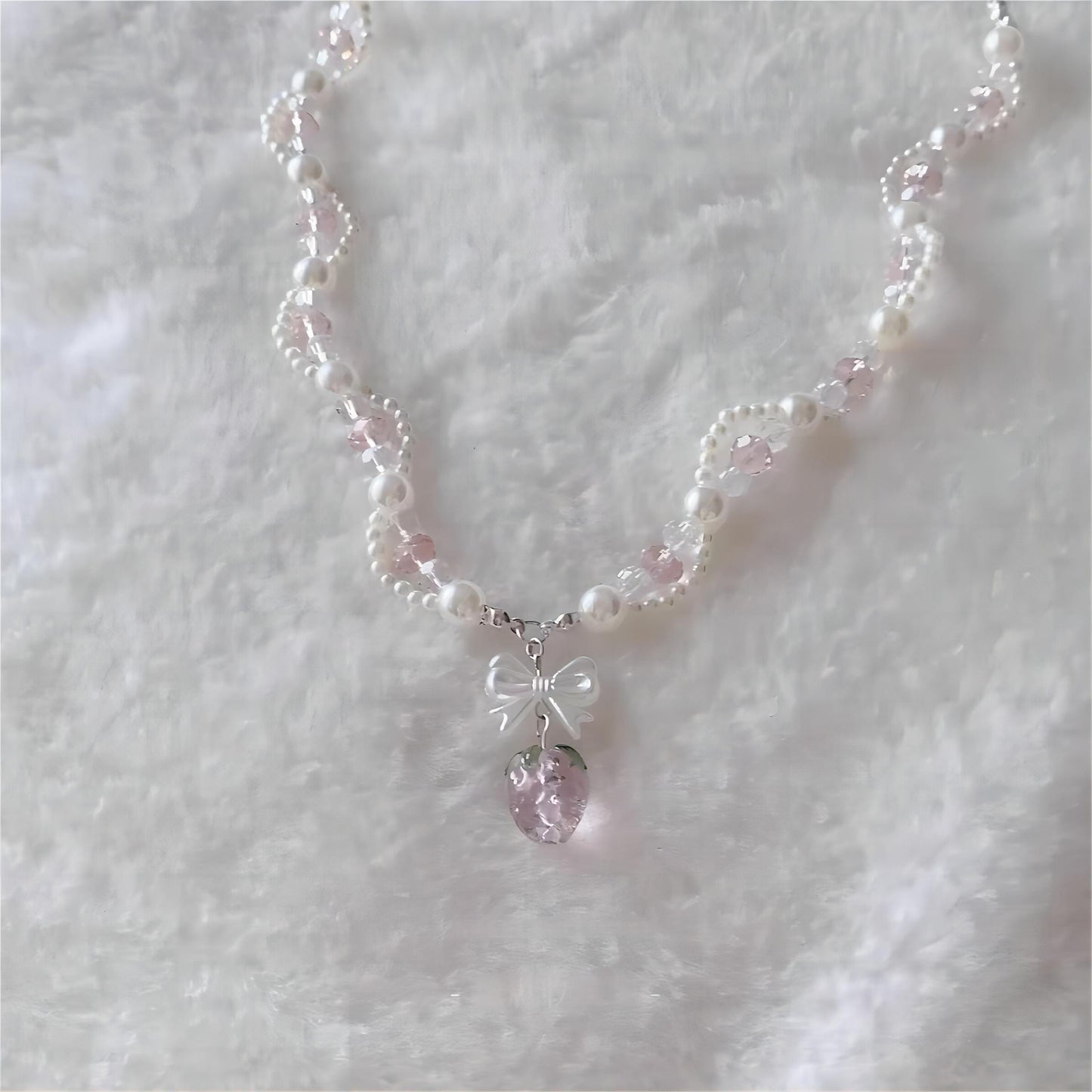 Choker-Halskette mit Perlenkette und Erdbeer-Anhänger in Rosa