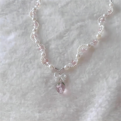 Choker-Halskette mit Perlenkette und Erdbeer-Anhänger in Rosa