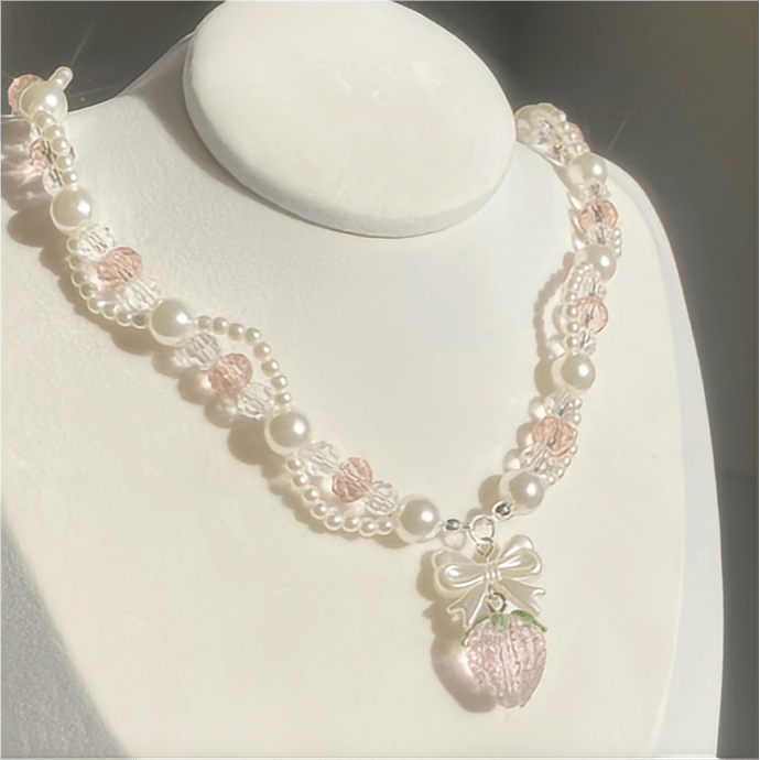 Choker-Halskette mit Perlenkette und Erdbeer-Anhänger in Rosa