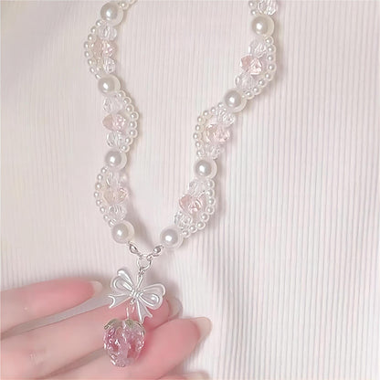 Choker-Halskette mit Perlenkette und Erdbeer-Anhänger in Rosa