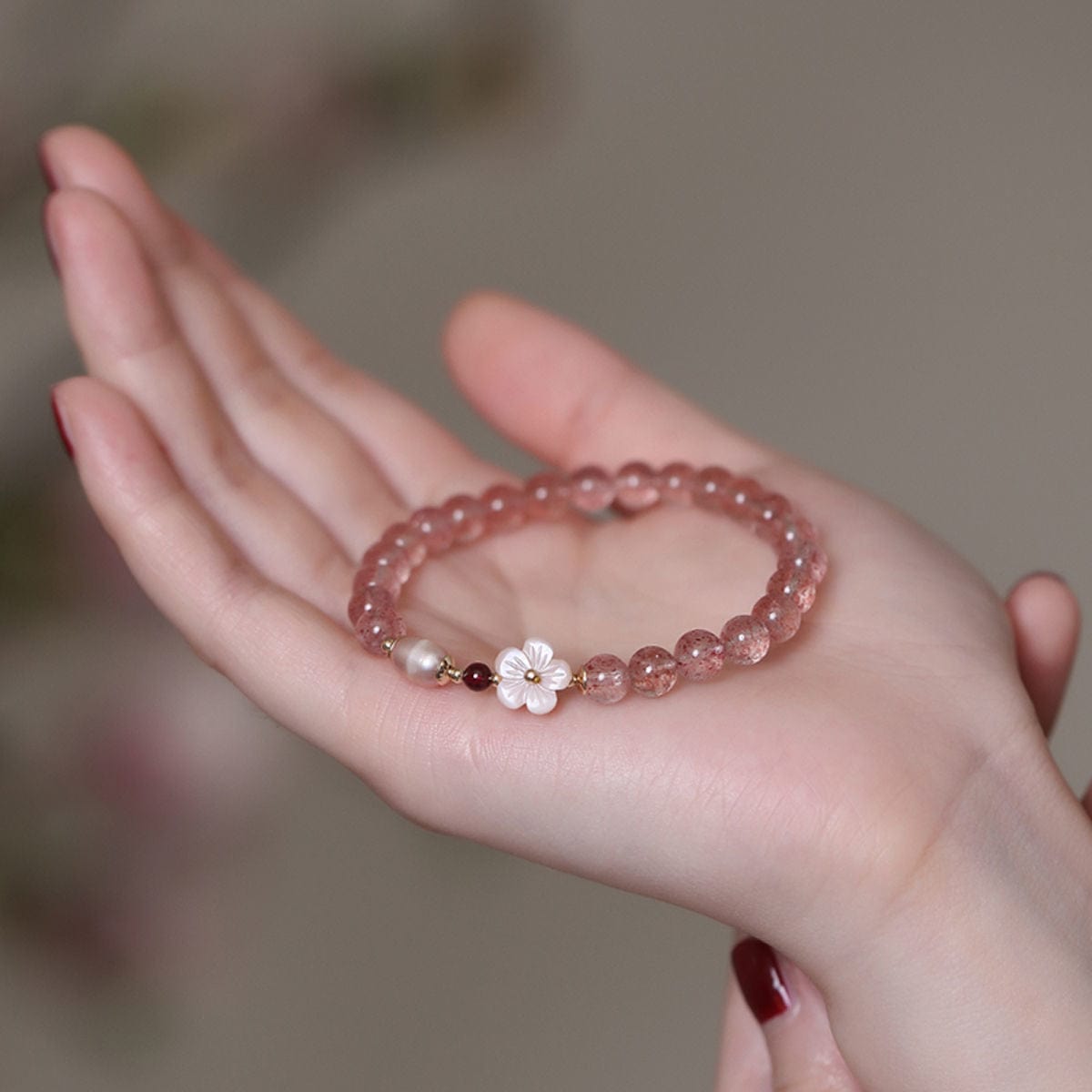 Bracelet en cristal rose doux avec fleur de cerisier